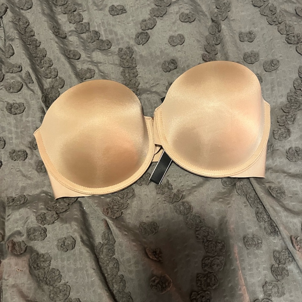 Victoria’s Secret light nude strapless bra in 32D